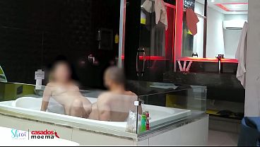 Fodendo a Moema na banheira sem camisinha