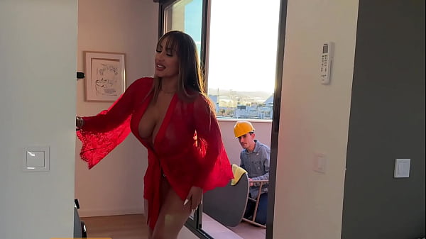 Latina MILF wants her plumber to fuck her with his big cock – La Paisita Oficial