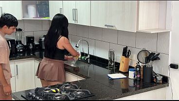compañero de cuarto me folla duro en la cocina