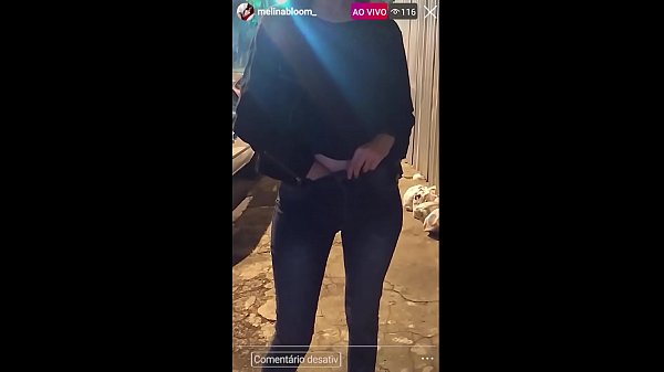 NA RUA, GOSTOSA BATE UMA EM PÚBLICO EM LIVE DO INSTAGRAM, COM PEITOS DE FORA! BUZINARAM AO VER! – Melina Bloom