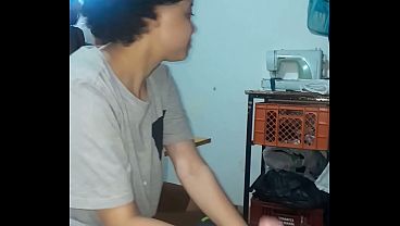 Trio caliente !! Mi esposa encuentra a su mejor amiga chupandome el pené y se une. Hacemos un trío genial.