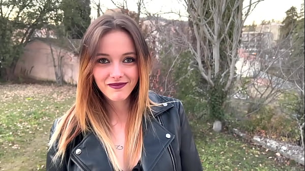 Skyla a le droit à 3 bites juste pour elle