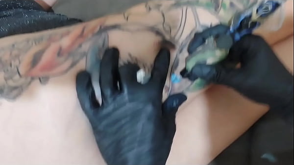 Tatuagem Feita Com Plug Anal No Cuzinho.