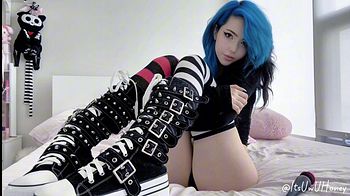 Cute Horny Emo Girl Cums Hard with Vibrator!
