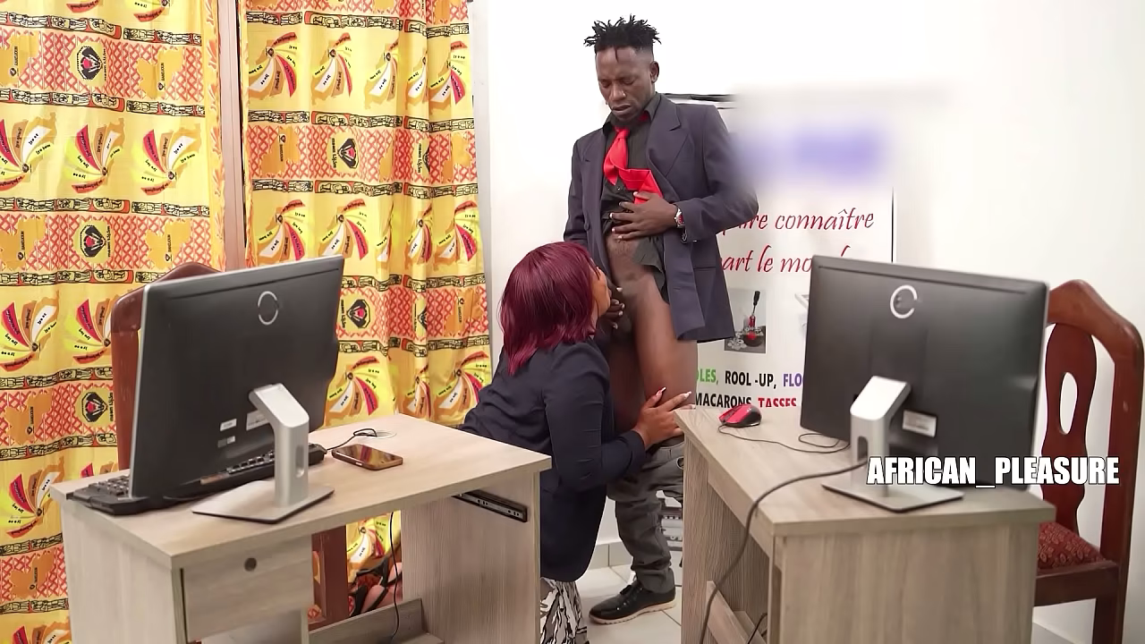 OFFICE ASSISTANT LIKE TO TAKE A DICK WHEN SHES WORKING